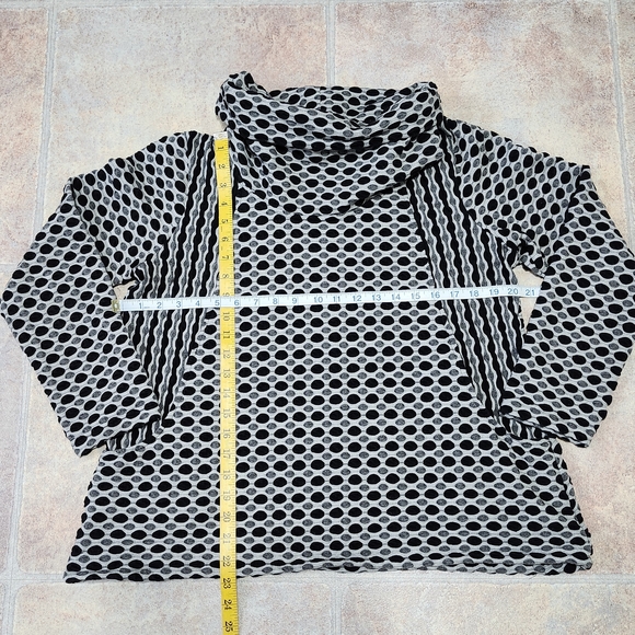 Stylish Komil Black and Gray Polka Dot Women's Top. Size L - Picture 5 of 5